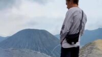 Tak Terpuji, Oknum Turis Kencingi Kawah Gunung Bromo Viral di Media Sosial