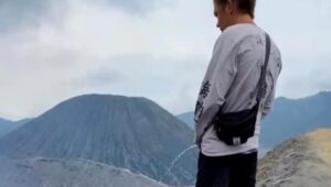 Tak Terpuji, Oknum Turis Kencingi Kawah Gunung Bromo Viral di Media Sosial