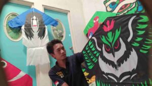 Hujan Tiba Tak Kurangi Produksi Layangan Karakter di Jombang