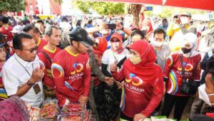 Pasar Murah, Cara Khofifah Ajak IKA Unair Kendalikan Inflasi