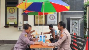 Asyiknya Urus Surat-surat di Mapolsek  Rungkut, Ada Apanya ?