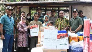 Peduli Korban Kebakaran di Gebangbunder Plandaan, Bupati Jombang Serahkan Bantuan