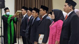 Bawaslu Kota Probolinggo Lantik Panwascam, Tekankan Integritas