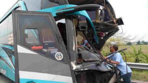 Di Jombang Bus Pengangkut Puluhan Pelajar Seruduk 2 Truk, 1 Orang Tewas