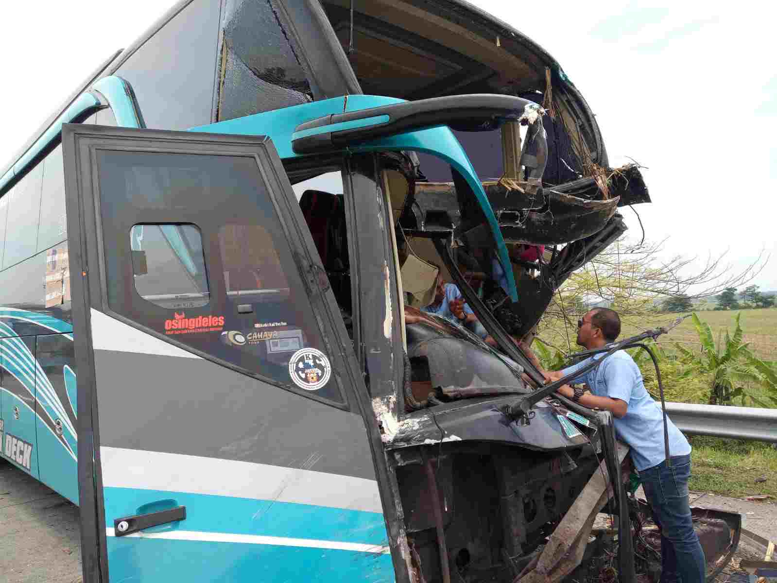 laka bus pariwisata