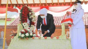 Ziarah ke Makam Gubernur Suryo,  Khofifah Melakukan Ini