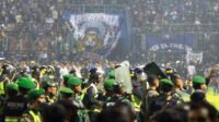 Ribuan Aremania Serbu Lapangan