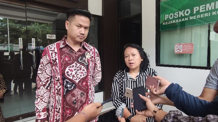 Tim kuasa Hukum eks tersangka kasus pengadaan lahan JLU, Tanti, SH., MH dan Muhammad Rosuli, SH., MH saat memberikan keterangan dihadapan awak media. Jumat (7/10/2022). | Foto: Ali Wafa