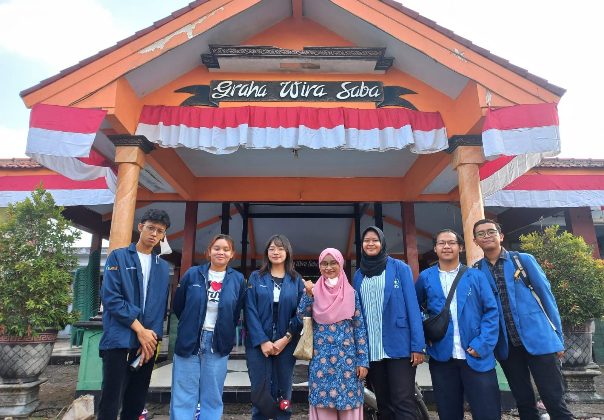 Sejumlah Mahasiswa KKN ITS usai melakukan program perencanaan spin-off Kafe Titik Temu Kebontunggul, di tempat wisata Lembah Mbencirang, Mojokerto