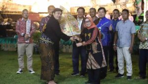 Gempur Rokok Ilegal Lewat Wayang Kulit