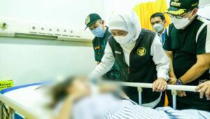 Insiden Stadion Kanjuruhan, Gubernur Khofifah Keliling Salurkan Bantuan dan Tanggung Biaya