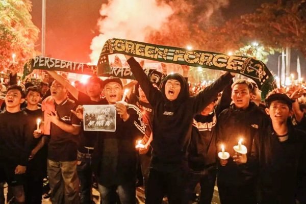 Ribuan suporter Persebaya, Bonek mania menggelar aksi solidaritas atasnama kemanusiaan atas insiden Kanjuruhan Malang, senin (3/10/2022) | Foto istimewa
