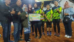 Saksikan Kejuaraan Voli di Jombang, Bupati Mundjidah  Terhibur