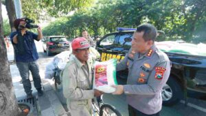 Jelang HUT Humas Polri ke-71, Bidhumas Polda Jatim Bagikan 100 Paket Sembako