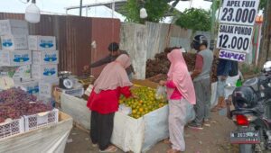 Jelang Maulid Nabi, Pedagang Buah di Probolinggo Mulai Diserbu Pembeli