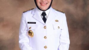 Bupati Anna Muawanah Raih Penghargaan Santri of the Year 2022