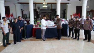 Wali Kota Surabaya Eri Cahyadi Bantu Korban Angin Puting Beliung
