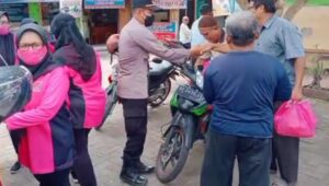 Polsek Kedunggalar Bagi Sembako ke Tukang Ojek dan Supeltas