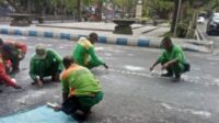 Banyak Lelehan Lilin di Jalan, Petugas Kebersihan DLH Bergerak Cepat