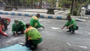 Banyak Lelehan Lilin di Jalan, Petugas Kebersihan DLH Bergerak Cepat