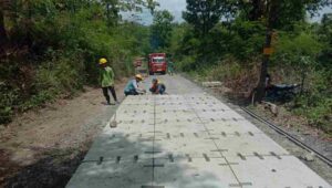 Pemkab Bojonegoro dan Perhutani Kolaborasi Beton Jalan di Kawasan Hutan