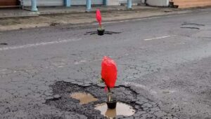 Jalan Rusak! Warga Tanami Jalan Poros Blitar-Kediri dengan Pot Bunga