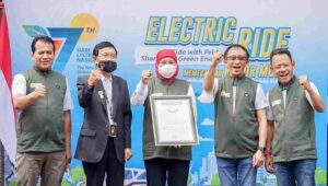 Konvoi 1.300 Motor Listrik, Jatim Pecahkan Rekor MURI