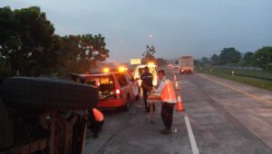 Blarr, Truk Tabrak Truk di Tol Jombang, Dua Korban Luka Berat