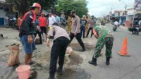Warga Kampoeng Bakoel Gotong Royong Tambal Jalan Maut