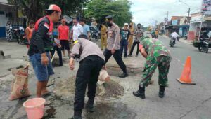 Warga Kampoeng Bakoel Gotong Royong Tambal Jalan Maut