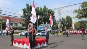 Ketika Pelajar dan Pengendara di Jombang Berhenti Mendadak Beri Hormat Pahlawan