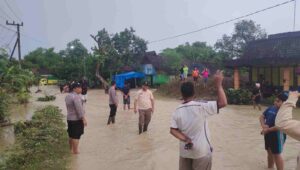 Bersama BPBD Bojonegoro, Polsek Sekar Data Warga Terdampak Banjir Bandang