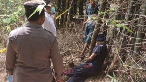 Giman Warga Probolinggo Kendat di Bawah Barongan