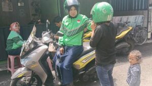 Kisah Herniati, Guru Honorer di Probolinggo yang ‘Nyambi’ Ojol