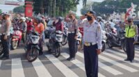 Polisi Hentikan Para Pengendara, Beri Hormat Para Pahlawan