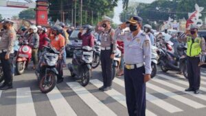 Polisi Hentikan Para Pengendara, Beri Hormat Para Pahlawan