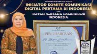 Khofifah Raih Anugerah Tokoh Inisiator Komunikasi Digital