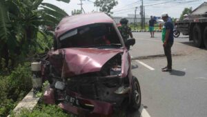 Kijang Angkut Satu Keluarga Tabrak Truk di Jombang, Begini Kondisinya