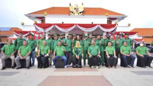 Lepas Kontingen Jatim, Gubernur Khofifah Minta Duo Sukses