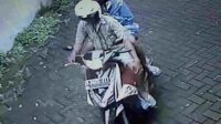 Beraksi di Siang Bolong, Pencuri Motor di Jambangan Surabaya Terekam CCTV