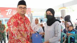 Tekan Kemiskinan, Wabup Timbul Salurkan Bansos bagi 718 KPM