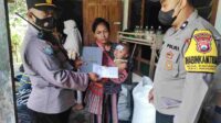 Empati Istri, dan Anak Korban Gantung Diri  Kapolres Tulungagung Beri Santunan