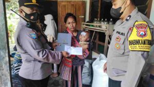 Empati Istri, dan Anak Korban Gantung Diri  Kapolres Tulungagung Beri Santunan