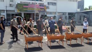 Kejari Jember Musnahkan Jutaan Lembar Uang Palsu dan Sabu
