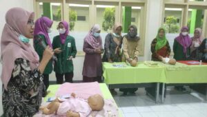 FKK Unusa Ajari Orangtua Pijat Bayi yang Benar