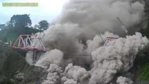 Semeru Terus Sembur Awan Panas, Mendung di Langit Menebal