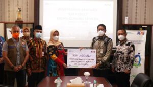 Inspeksi PT KAI Sambil Bagi Bantuan untuk  Pengungsi Erupsi Semeru