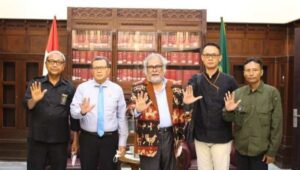 Ko Jo Divonis 8 Tahun, Arist Merdeka Sirait Datangi PT Surabaya
