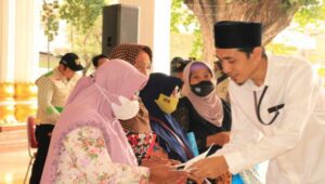 Baznas Sidoarjo Salurkan Ratusan Biaya Hidup untuk Fakir Miskin