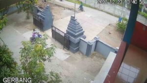 Terekam CCTV Maling di Jombang Nekat Gasak Motor Penjaga Sekolah di Siang Bolong